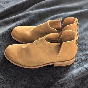 beek Women's Tan Suede Ankle Booties